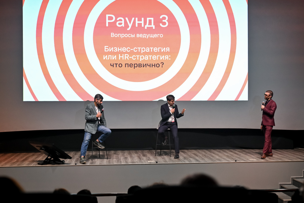 Баттл «HR-стратегия без бизнес-стратегии» на конференции «НЕ ТАК»: Сергей Минин и Григорий Финкельштейн обсуждают роль HR в стратегии компании.